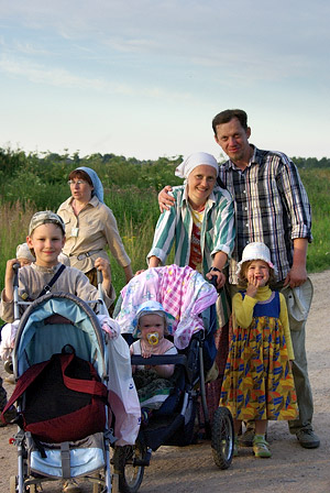 Семья на Иринарховском крестном ходе. Фото: Т.Кувшинова