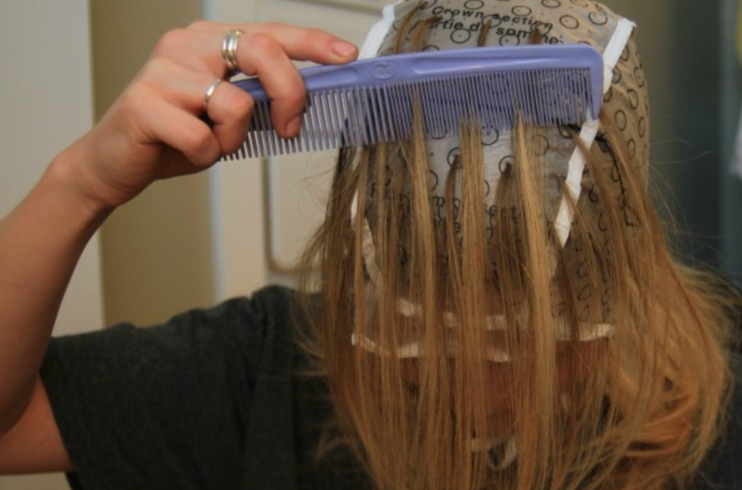 Чем сделать мелирование чтобы не испортить волосы