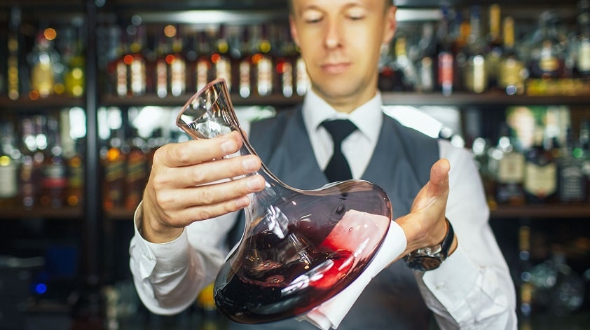 Сомелье – не просто «винный официант», эта профессия требует получения глубоких теоретических знаний и обширного практического опыта