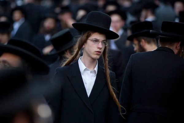 Зачем евреи отращивают волосы на висках