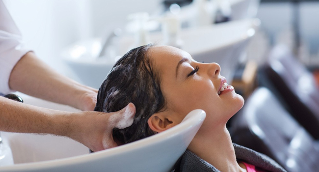 Что делать если шелушится кожа на голове – причины и лечение проблемы