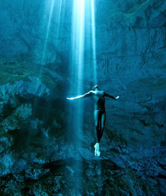 Рекорд глубины погружения человека без акваланга равен 214 метрам