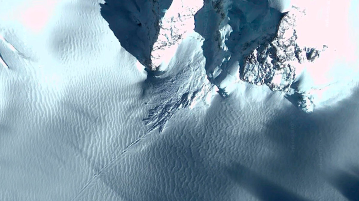 Взрыв внутри горы в Антарктиде