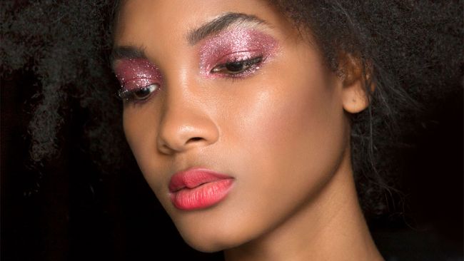 Розовые блестящие тени для модного макияжа весна-лето 2020