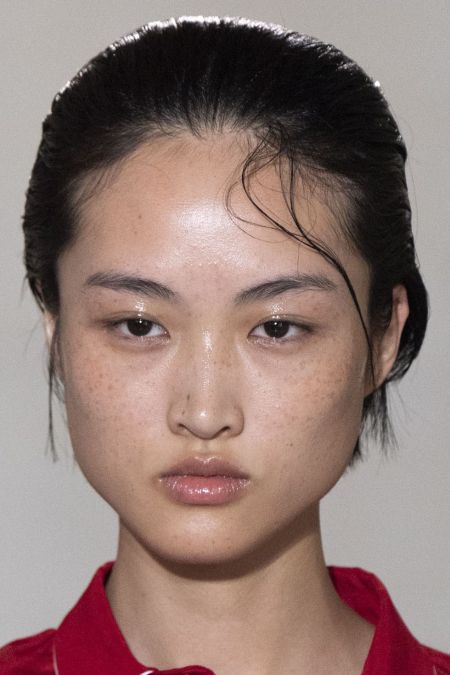 Естественный макияж и эффект мокрых губ - модный make-up весна-лето 2020