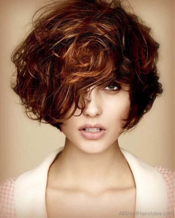 Classic Short Wavy Hairstyle