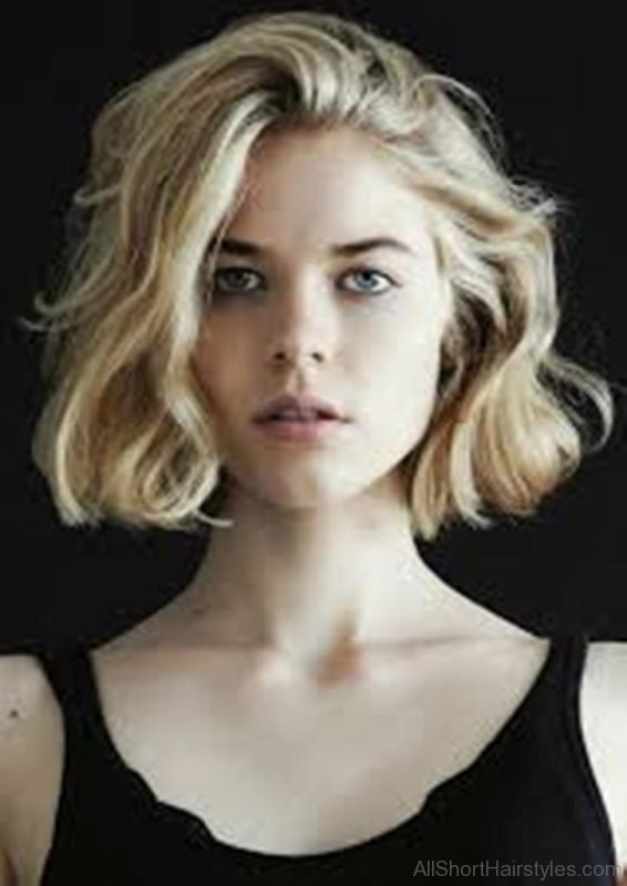 Cool Short Wavy Hairstyle