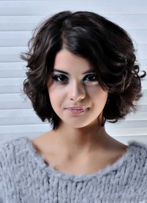 Great Short Wavy Hairstyle For Cute Women