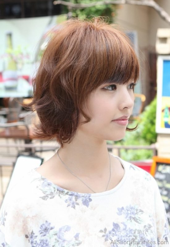 Lovely Short Wavy Hairstyle For Girls