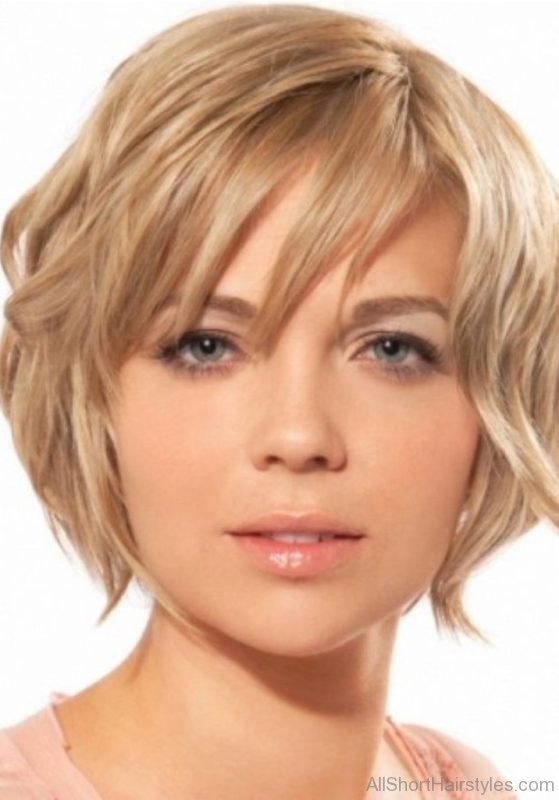 Pretty Looking Short Wavy Hairstyle