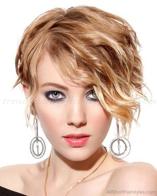 Pretty Short Wavy Hairstyle For Girls