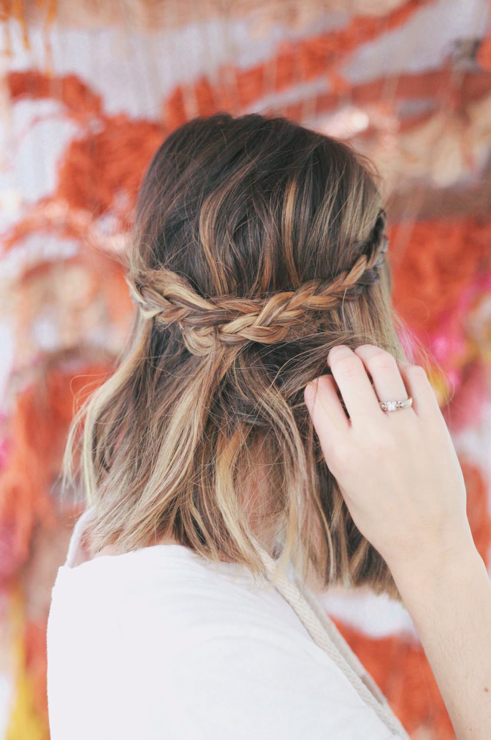модное плетение косы со средними волосами -водопад – яркая коса на средние волосы