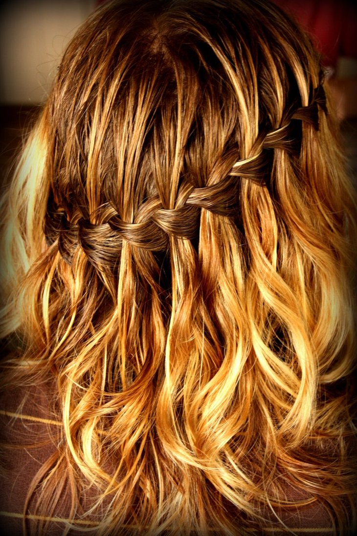  модное плетение косы со средними волосами -водопад – яркая коса на средние волосы